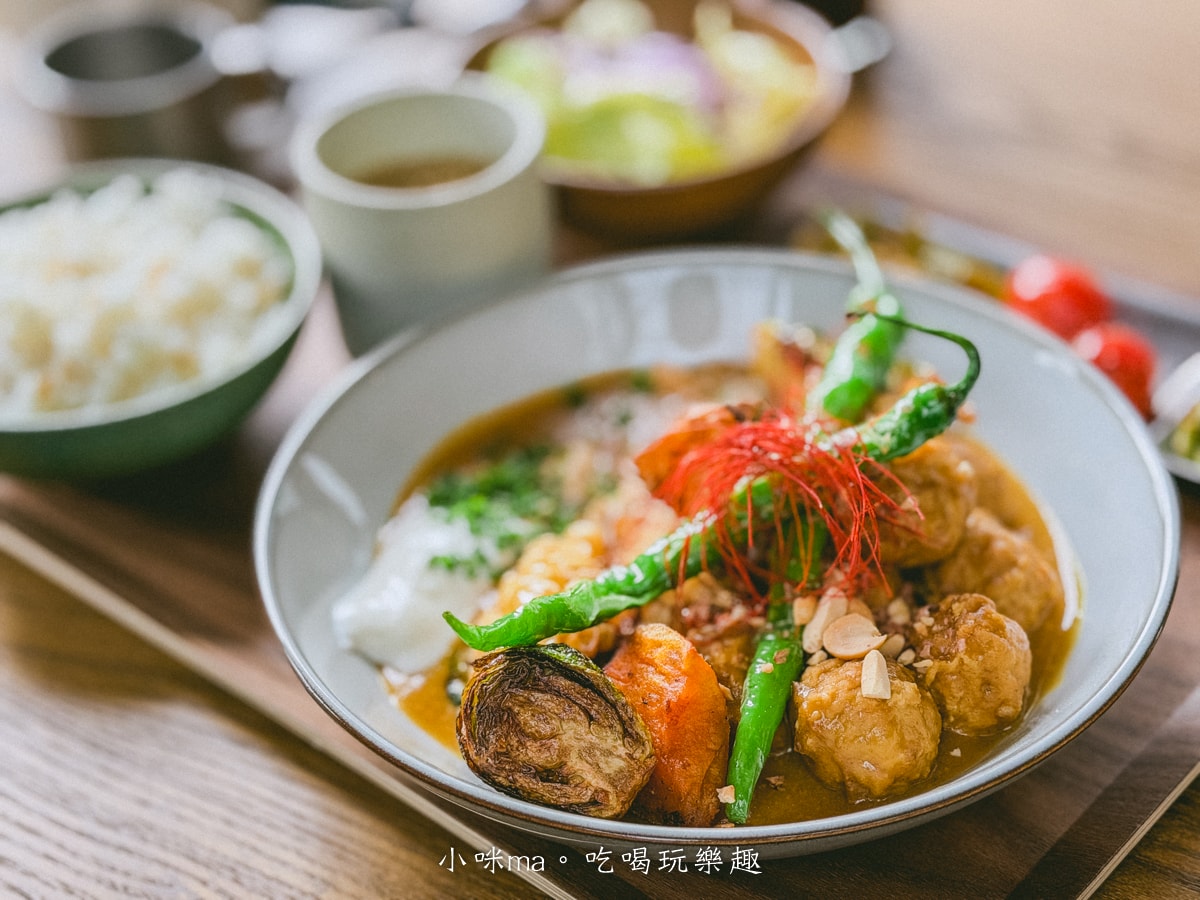 【東門站美食】習瑞鎮商行｜東門站秘境！老宅 5 樓的微光角落，隱身在老宅裡的微光角落，鹹花生咖哩與手作戚風的完美相遇