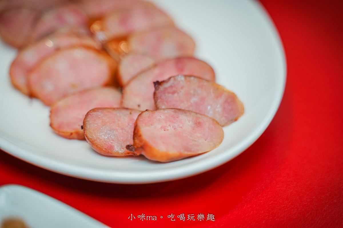 【板橋美食】呈信鵝肉 板橋中山店|每月1號免費鵝肉飯!永和排隊名店進駐,去骨鵝肉超加分 - 第31張圖 原味香腸|台式經典小吃推薦
