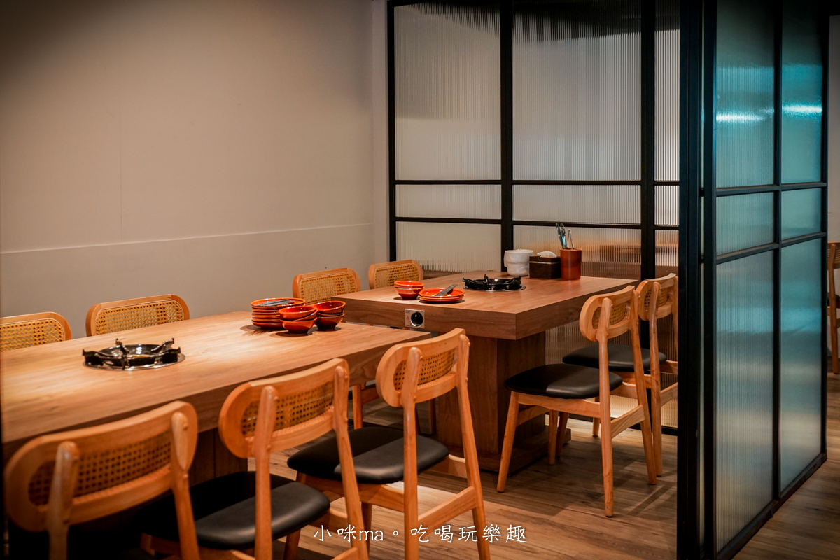 【市政府麻辣火鍋推薦】員外佬麻辣火鍋|全素蔬果湯頭清爽不油膩,信義區必吃火鍋 - 第5張圖 員外佬麻辣火鍋店內環境 中式風格寬敞座位