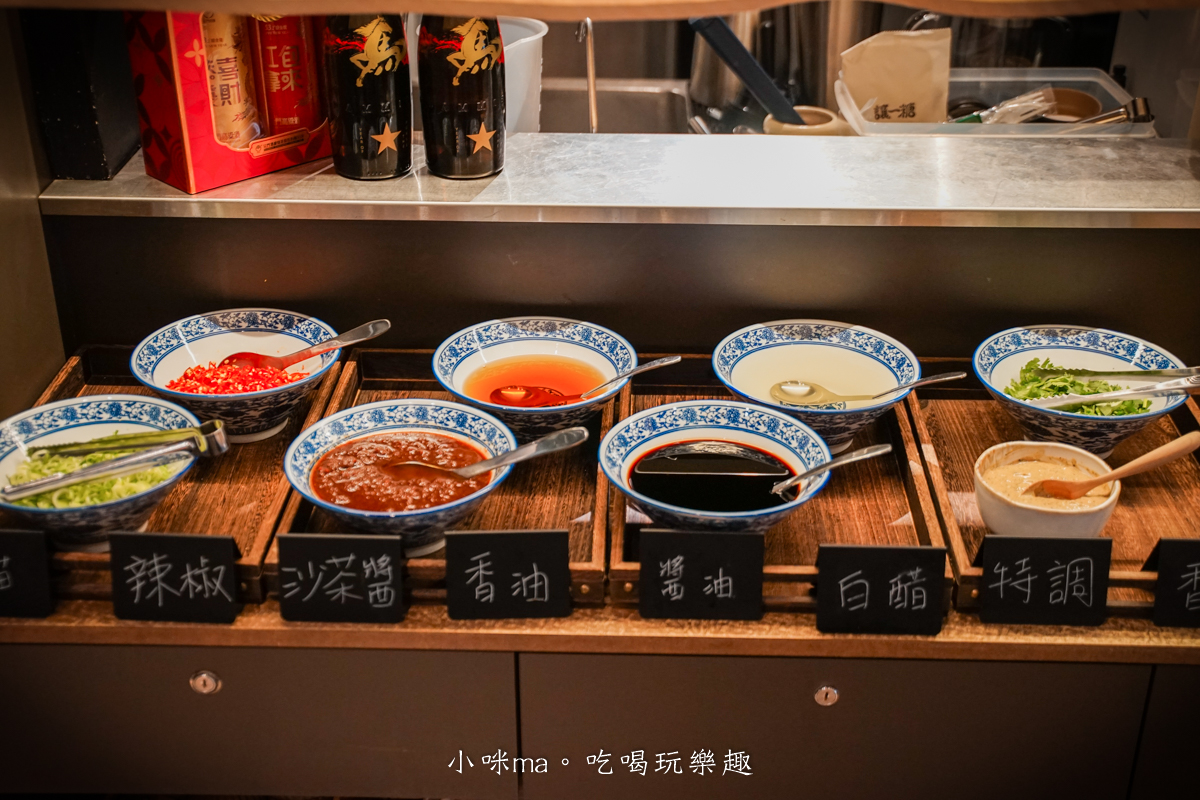 【市政府麻辣火鍋推薦】員外佬麻辣火鍋|全素蔬果湯頭清爽不油膩,信義區必吃火鍋 - 第7張圖 員外佬麻辣火鍋自助醬料區 多種醬料自由搭配