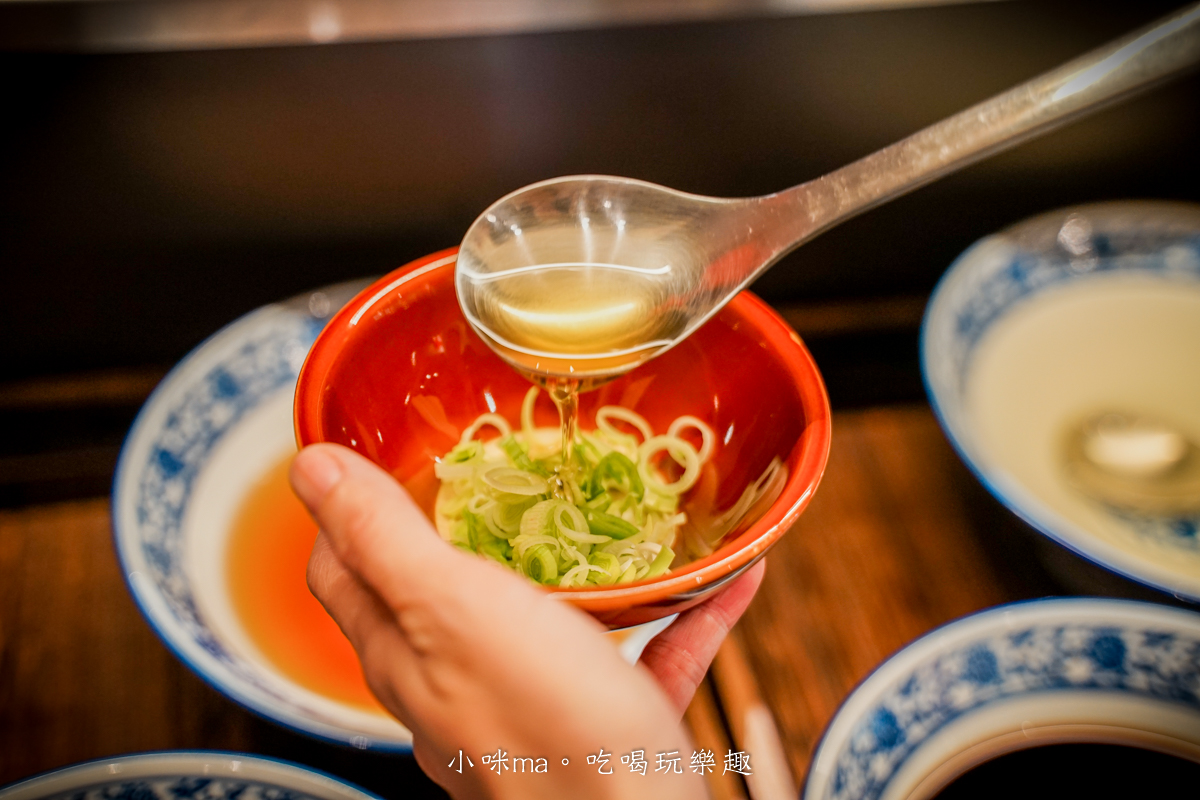 【市政府麻辣火鍋推薦】員外佬麻辣火鍋|全素蔬果湯頭清爽不油膩,信義區必吃火鍋 - 第9張圖 麻辣火鍋沾醬推薦 蒜苗香油白醋清爽搭配