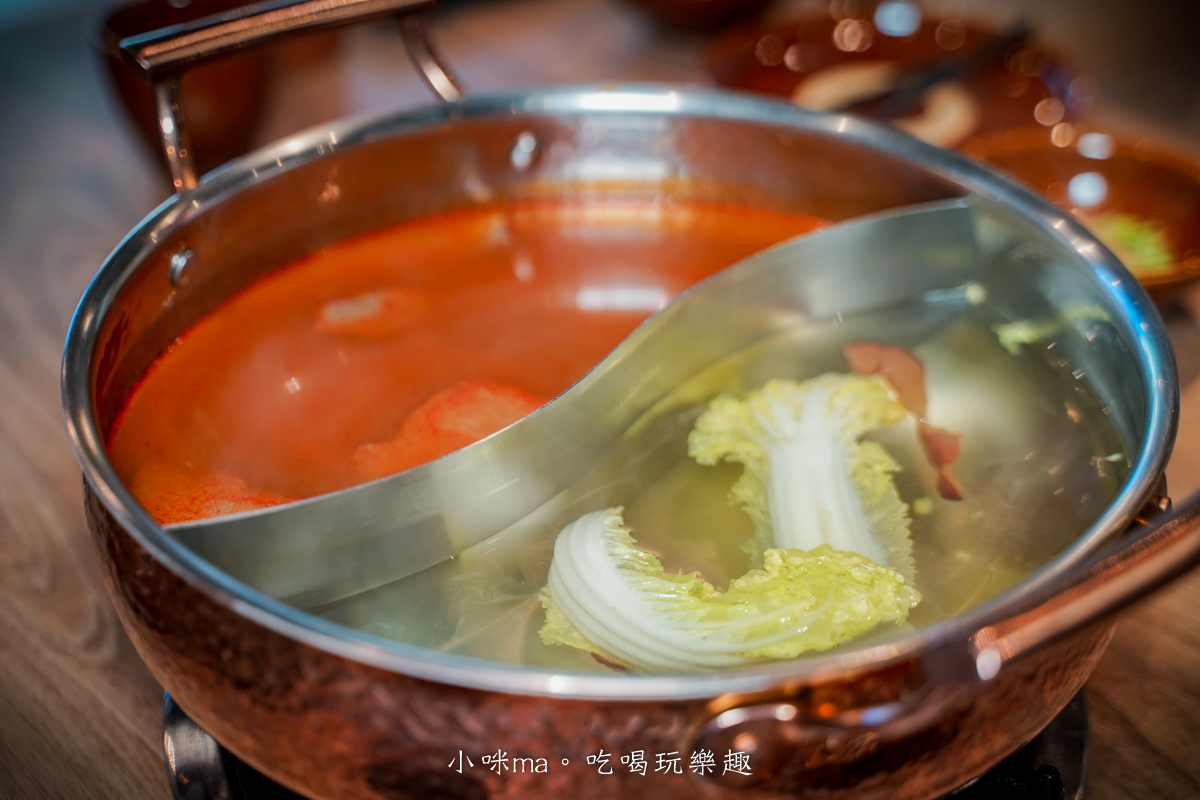 【市政府麻辣火鍋推薦】員外佬麻辣火鍋|全素蔬果湯頭清爽不油膩,信義區必吃火鍋 - 第13張圖 員外佬麻辣火鍋鴛鴦鍋 蔬食麻辣鍋與蔬果湯頭