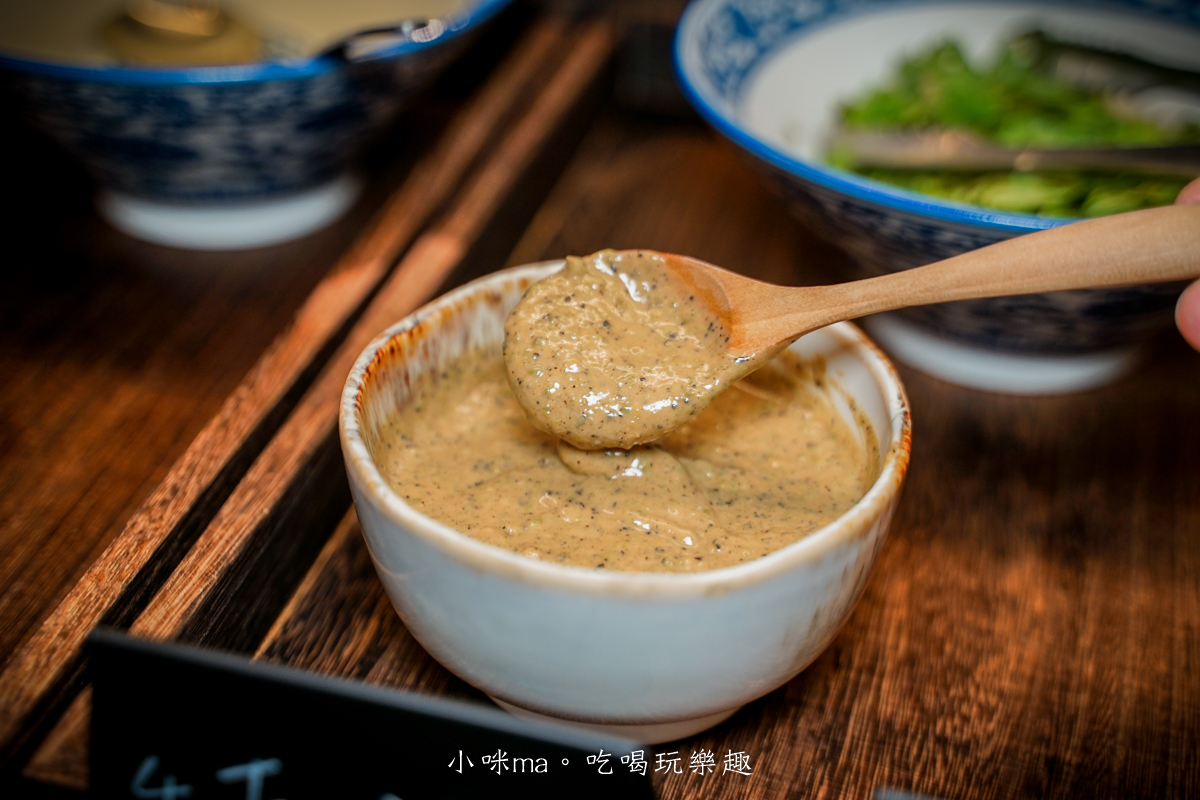 【市政府麻辣火鍋推薦】員外佬麻辣火鍋|全素蔬果湯頭清爽不油膩,信義區必吃火鍋 - 第10張圖 員外佬特製醬料 芝麻花椒堅果風味沾醬