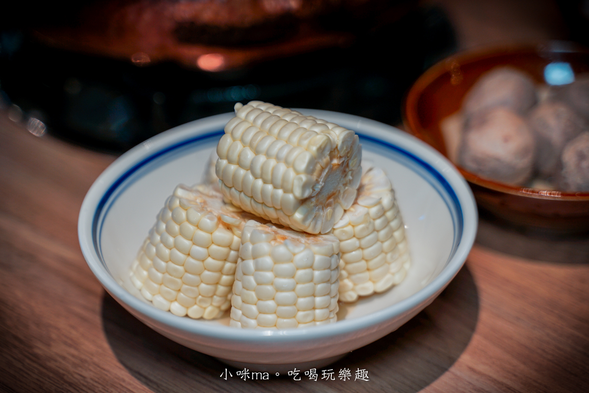 【市政府麻辣火鍋推薦】員外佬麻辣火鍋|全素蔬果湯頭清爽不油膩,信義區必吃火鍋 - 第47張圖 水果玉米香甜多汁 火鍋必點蔬菜