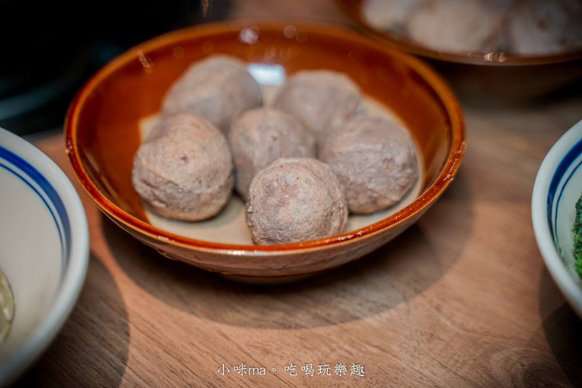 【市政府麻辣火鍋推薦】員外佬麻辣火鍋|全素蔬果湯頭清爽不油膩,信義區必吃火鍋 - 第30張圖 牛肉丸爆汁口感 濃郁牛肉香氣