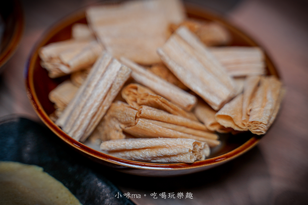 【市政府麻辣火鍋推薦】員外佬麻辣火鍋|全素蔬果湯頭清爽不油膩,信義區必吃火鍋 - 第43張圖 小麥豆卷吸湯神器 清爽不油膩