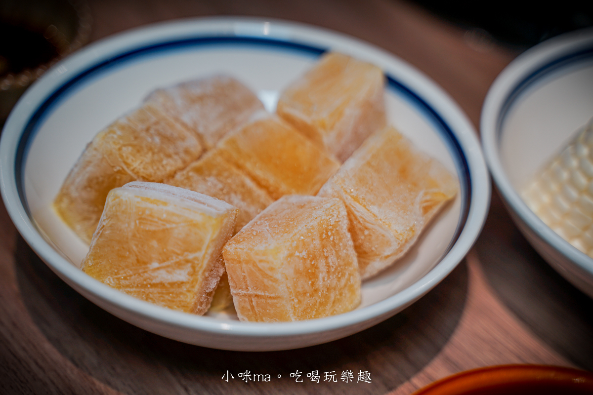 【市政府麻辣火鍋推薦】員外佬麻辣火鍋|全素蔬果湯頭清爽不油膩,信義區必吃火鍋 - 第40張圖 黃金凍豆腐 吸滿麻辣湯汁滑嫩口感