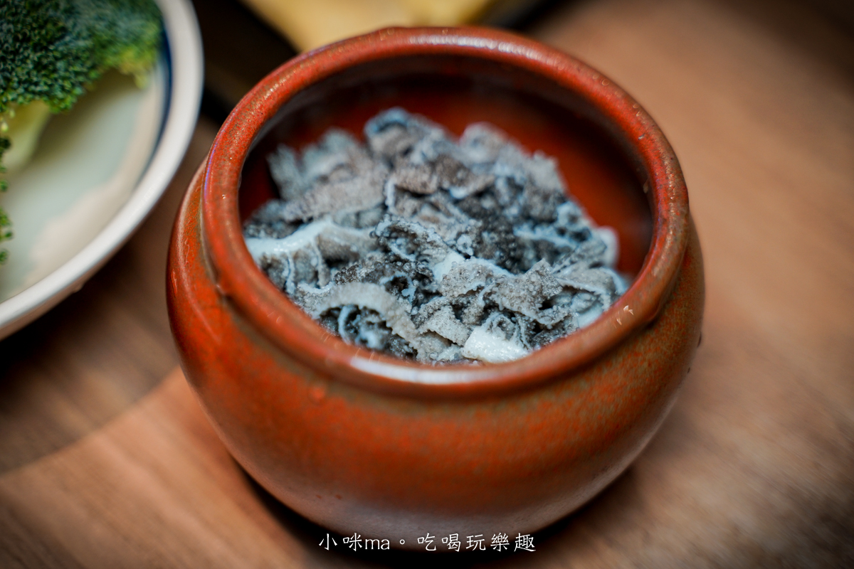【市政府麻辣火鍋推薦】員外佬麻辣火鍋|全素蔬果湯頭清爽不油膩,信義區必吃火鍋 - 第23張圖 千層黑毛肚麻辣鍋必點 脆口吸湯超入味