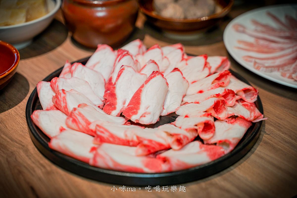 【市政府麻辣火鍋推薦】員外佬麻辣火鍋|全素蔬果湯頭清爽不油膩,信義區必吃火鍋 - 第15張圖 台灣牛胸火鍋肉片 筋肉Q彈口感特別