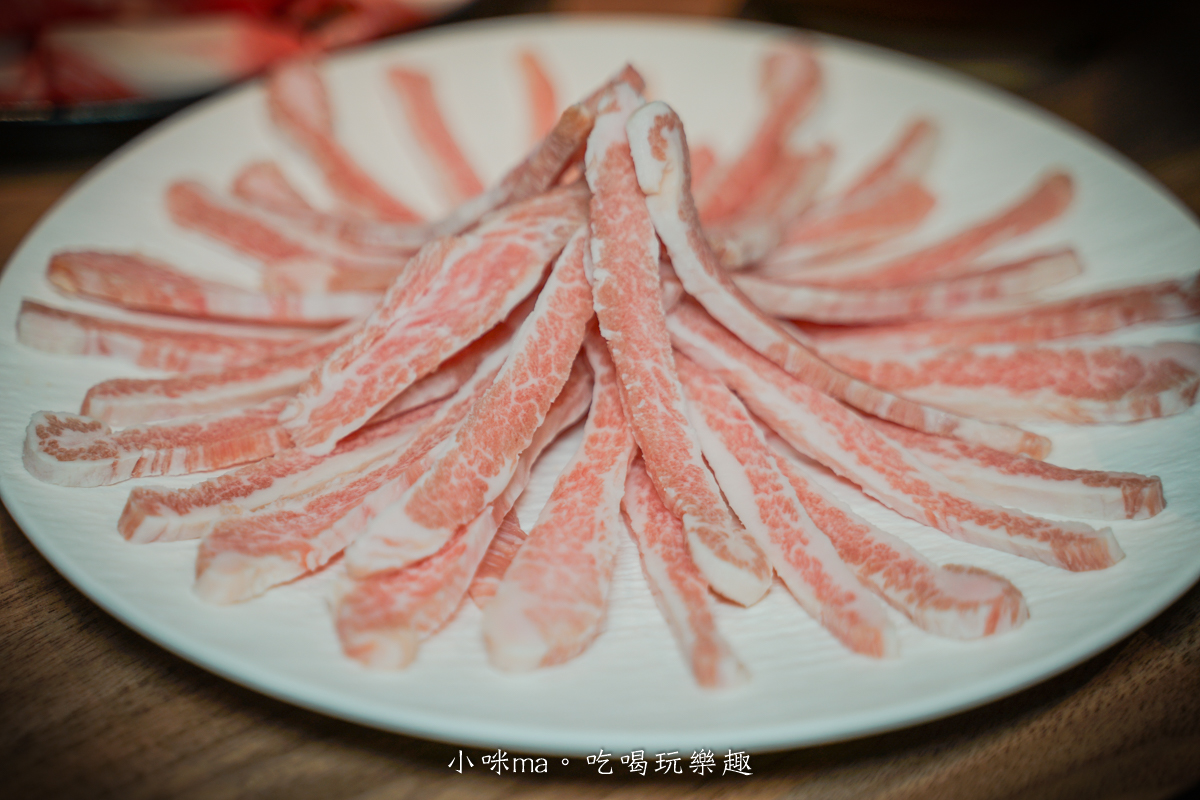 【市政府麻辣火鍋推薦】員外佬麻辣火鍋|全素蔬果湯頭清爽不油膩,信義區必吃火鍋 - 第21張圖 台灣松阪豬火鍋 Q脆口感無腥味豬肉推薦