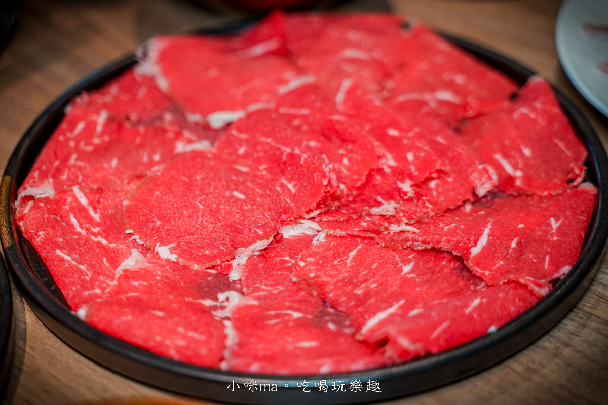 【市政府麻辣火鍋推薦】員外佬麻辣火鍋|全素蔬果湯頭清爽不油膩,信義區必吃火鍋 - 第18張圖 黃牛沙朗火鍋肉片 細嫩多汁高品質牛肉
