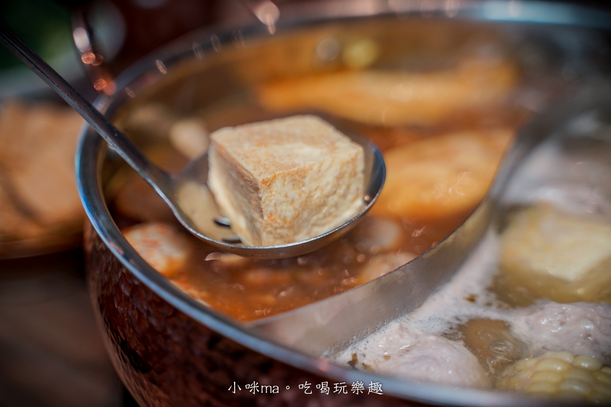 【市政府麻辣火鍋推薦】員外佬麻辣火鍋|全素蔬果湯頭清爽不油膩,信義區必吃火鍋 - 第42張圖 黃金凍豆腐 吸滿麻辣湯汁滑嫩口感