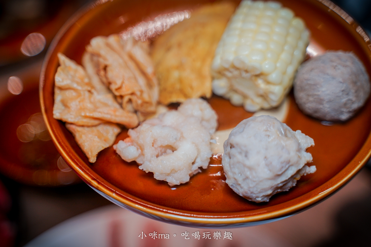 【市政府麻辣火鍋推薦】員外佬麻辣火鍋|全素蔬果湯頭清爽不油膩,信義區必吃火鍋 - 第29張圖 花枝蝦漿手工製作 真材實料海鮮漿