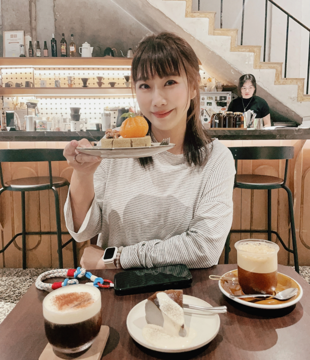 【基隆美食】萬祝號｜隱身造船廠旁的50年老建築，必點邪惡系半流心巴斯克、鳳梨冰美式，感受海港最浪漫的復古日常！