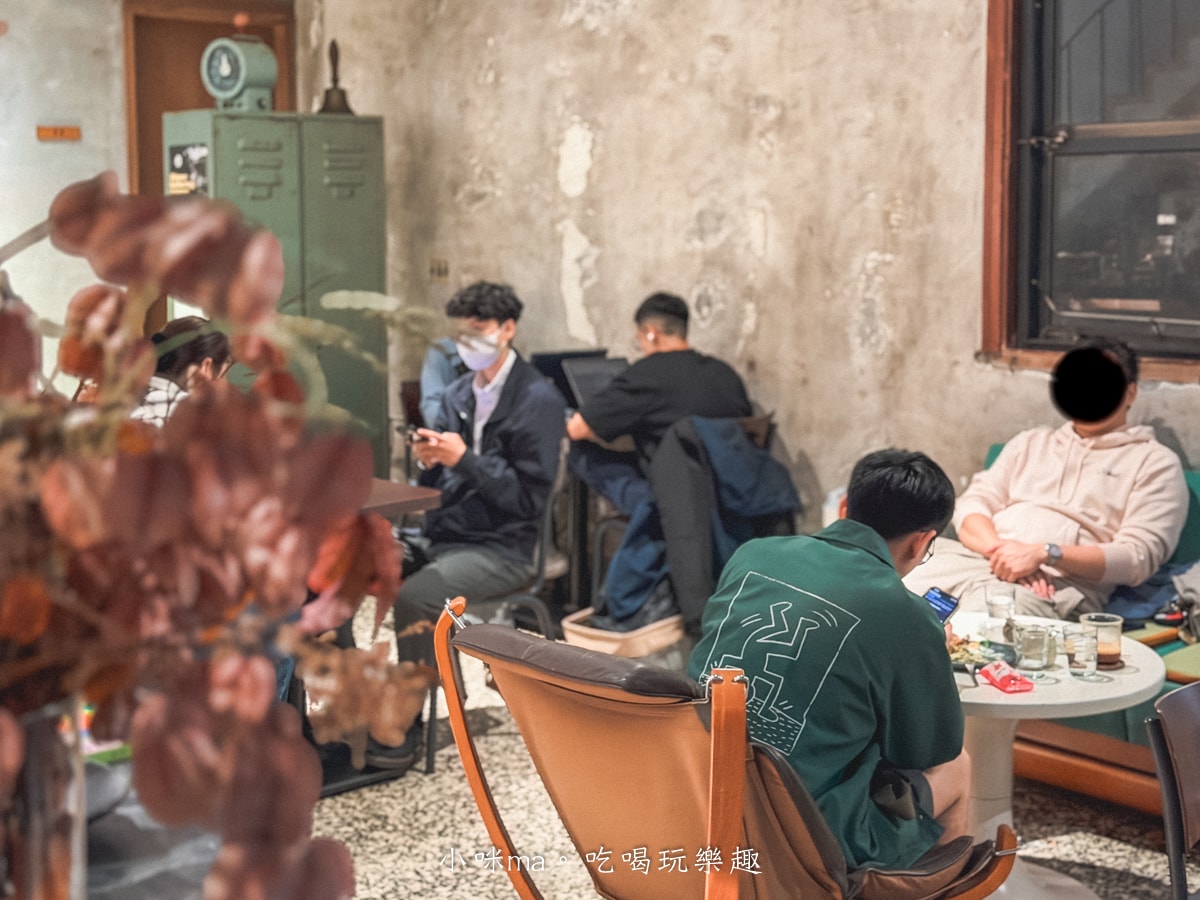 【基隆美食】萬祝號｜隱身造船廠旁的50年老建築，必點邪惡系半流心巴斯克、鳳梨冰美式，感受海港最浪漫的復古日常！
