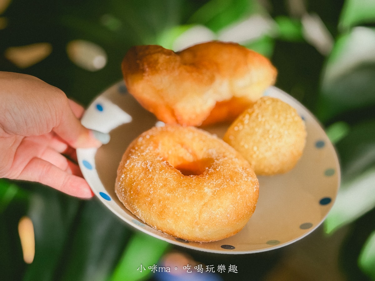【內湖黃昏市場美食】小李雙胞胎、甜甜圈、芝麻球、酸菜包｜在地人從小吃到大的排隊銅板點心！內湖美食