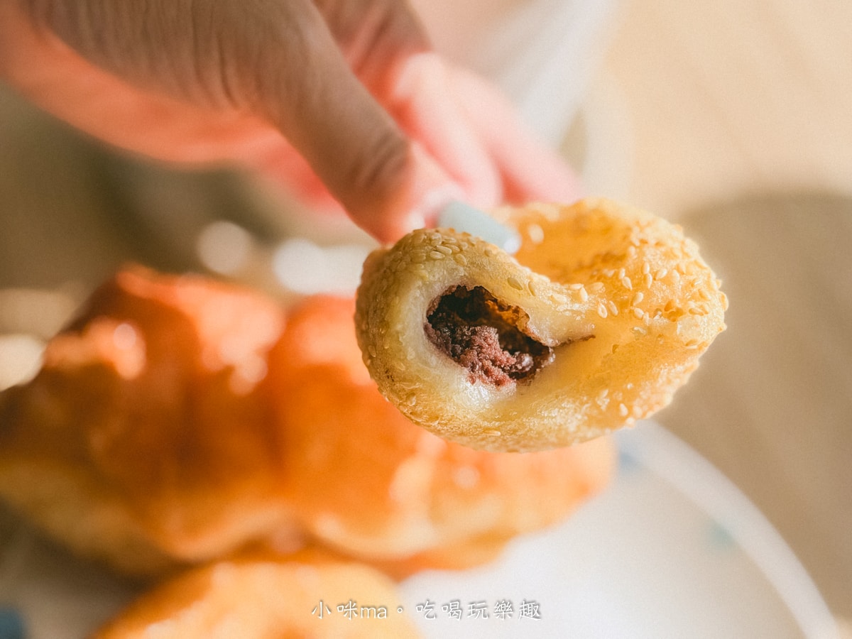 台式芝麻球內餡香甜，內湖黃昏市場人氣點心
