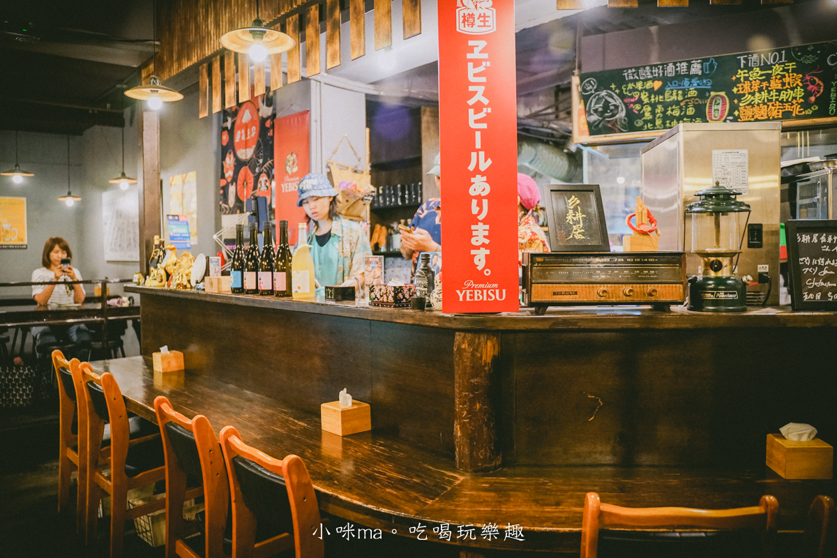 【東區居酒屋】彡耕居食事所|時禾酒藏梅酒太驚艷!茉莉花、紫蘇、生薑系梅酒一次喝懂,忠孝復興美食 - 第4張圖 台北東區居酒屋彡耕居食事所內用環境,溫暖木質調裝潢與微醺昏黃燈光,適合聚餐小酌