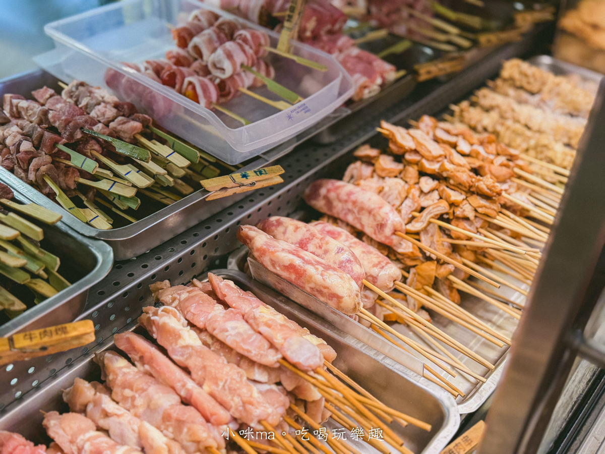 串燒冷藏櫃整排食材展示，內湖串燒推薦自己夾最療癒