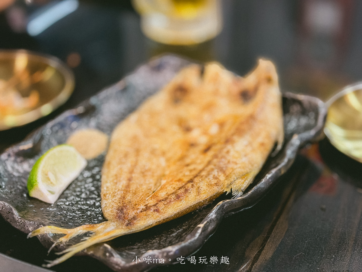 午仔魚一夜干烤製畫面，內湖串燒高CP值海鮮