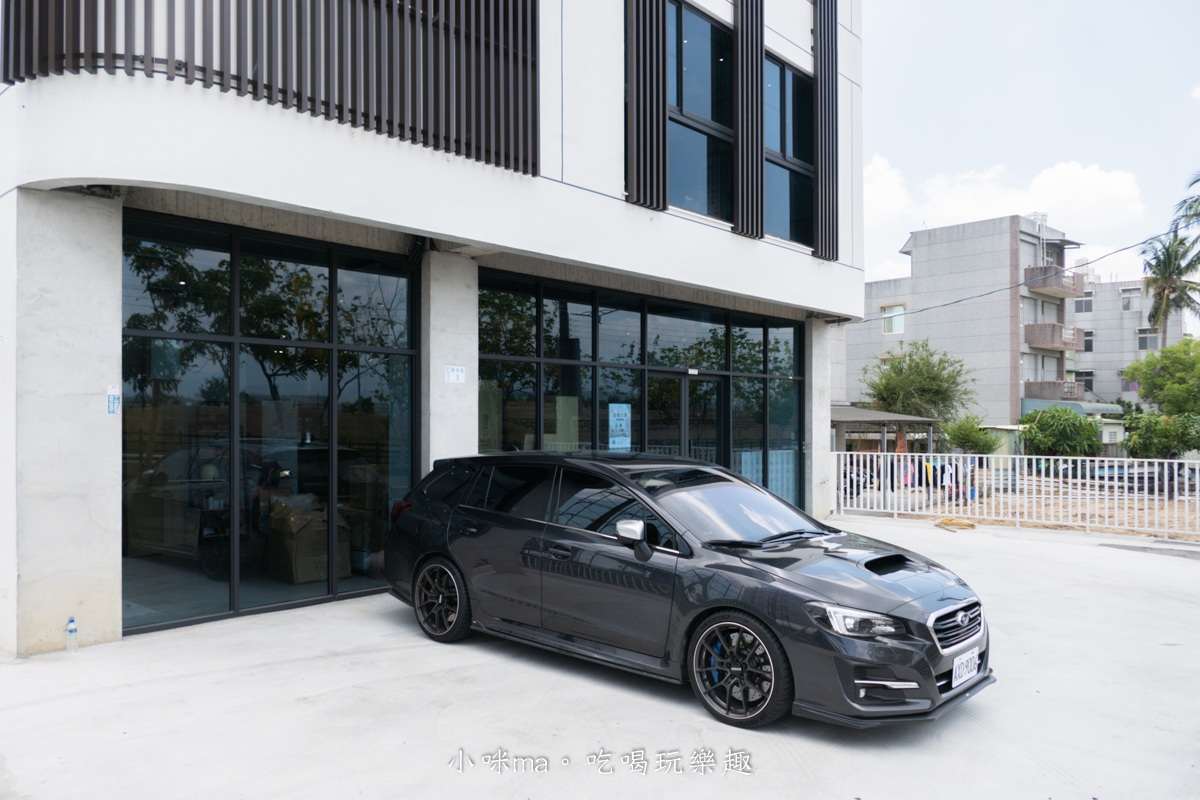 【嘉義家具推薦】億家具批發倉庫 嘉義店|四層樓超好逛!全屋家具客製化,沙發、床組、餐桌一次買齊,有溫度的小資裝潢天堂! - 第2張圖 嘉義家具店億家具批發倉庫門口停車方便實拍