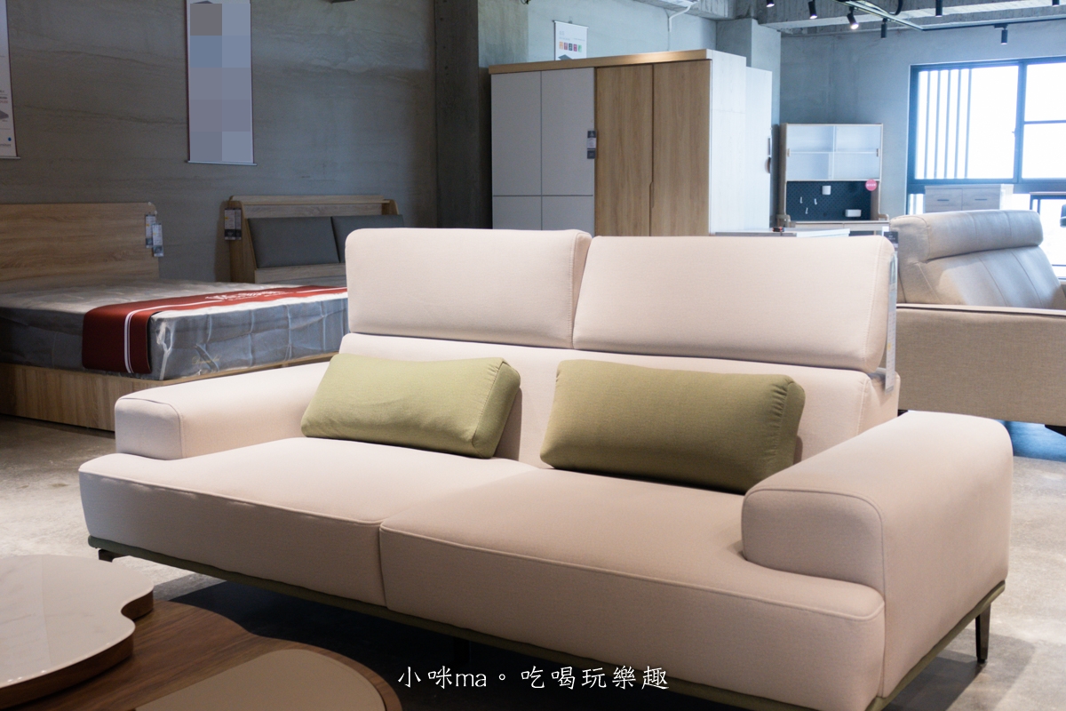 【嘉義家具推薦】億家具批發倉庫 嘉義店|四層樓超好逛!全屋家具客製化,沙發、床組、餐桌一次買齊,有溫度的小資裝潢天堂! - 第13張圖 抓布沙發材質展示,耐磨防刮家具推薦