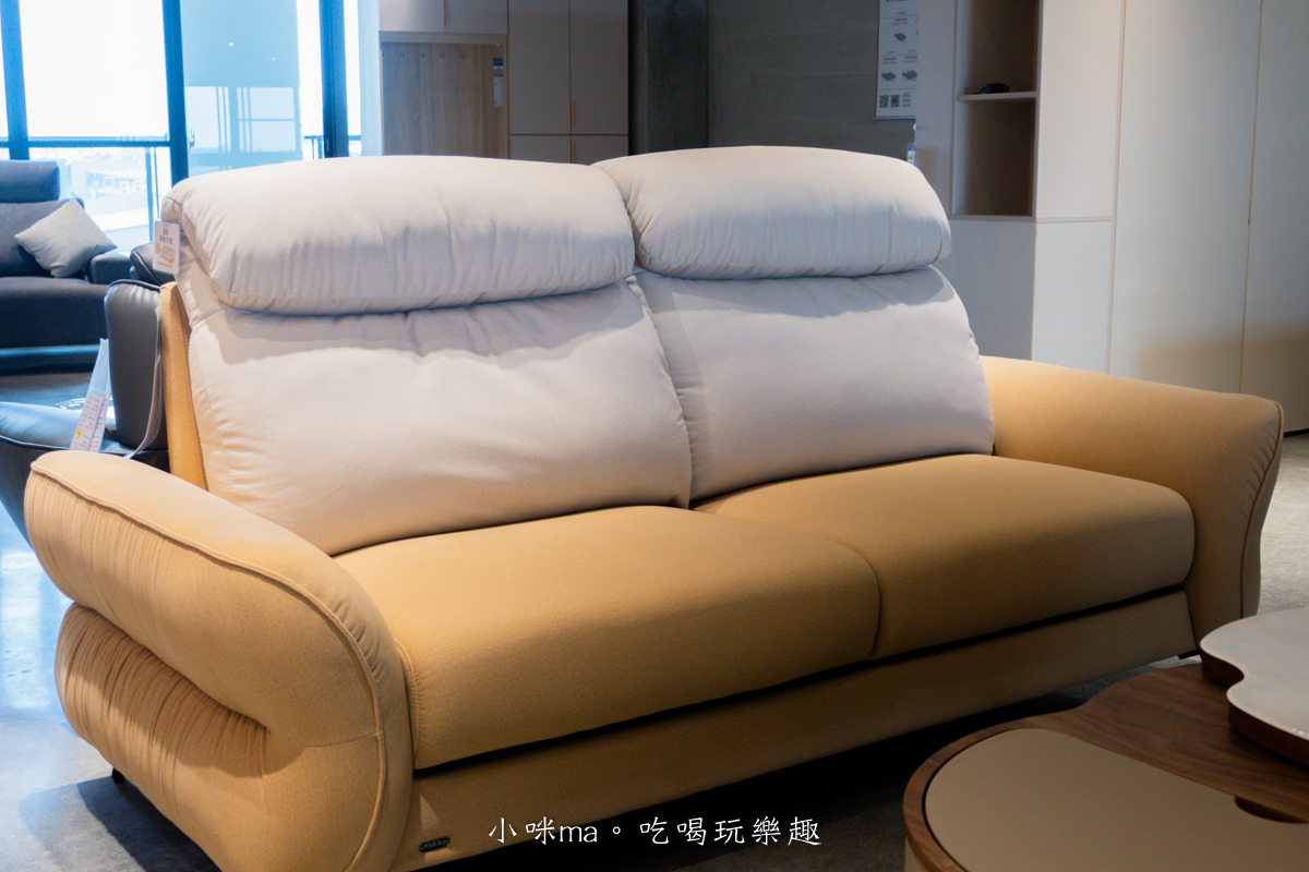 【嘉義家具推薦】億家具批發倉庫 嘉義店|四層樓超好逛!全屋家具客製化,沙發、床組、餐桌一次買齊,有溫度的小資裝潢天堂! - 第17張圖 棉花糖貓抓布沙發實拍,奶油風居家沙發推薦
