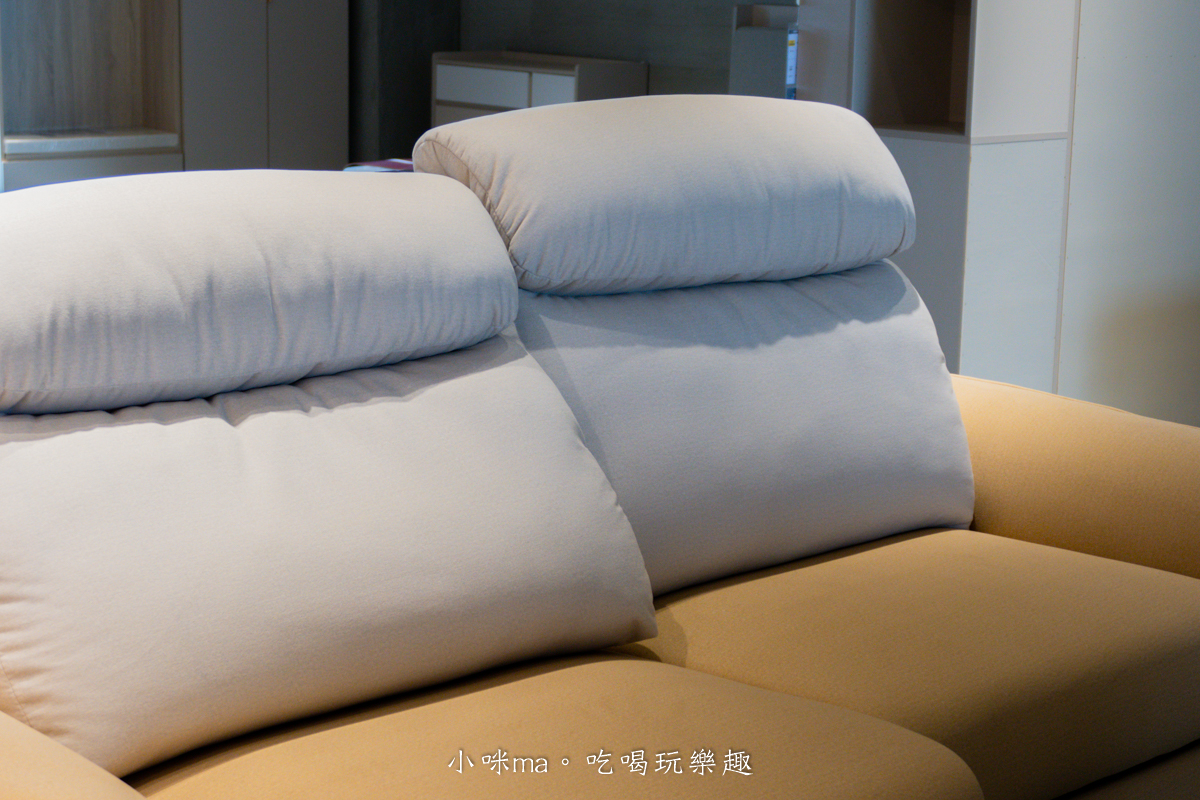 【嘉義家具推薦】億家具批發倉庫 嘉義店|四層樓超好逛!全屋家具客製化,沙發、床組、餐桌一次買齊,有溫度的小資裝潢天堂! - 第19張圖 超柔軟包覆感沙發,慵懶風客廳家具推薦