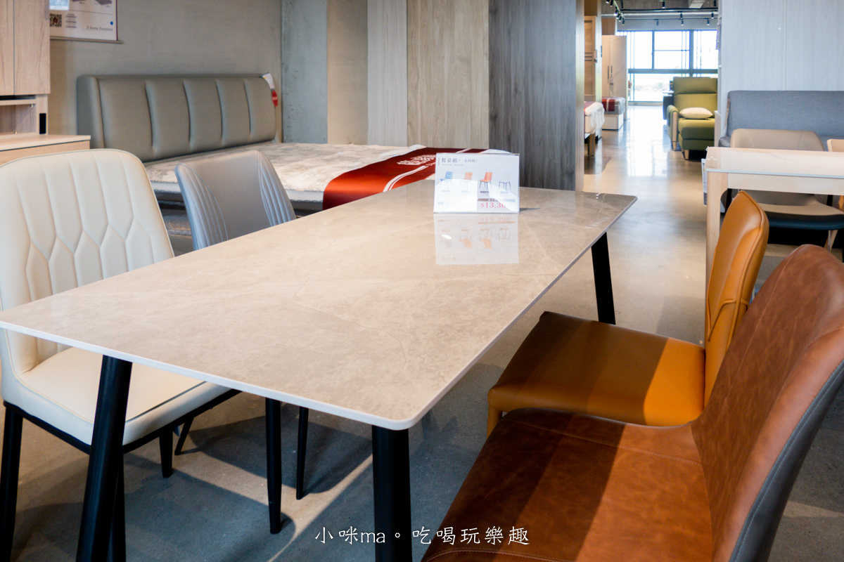 【嘉義家具推薦】億家具批發倉庫 嘉義店|四層樓超好逛!全屋家具客製化,沙發、床組、餐桌一次買齊,有溫度的小資裝潢天堂! - 第21張圖 岩板餐桌一桌四椅組合,嘉義餐桌推薦