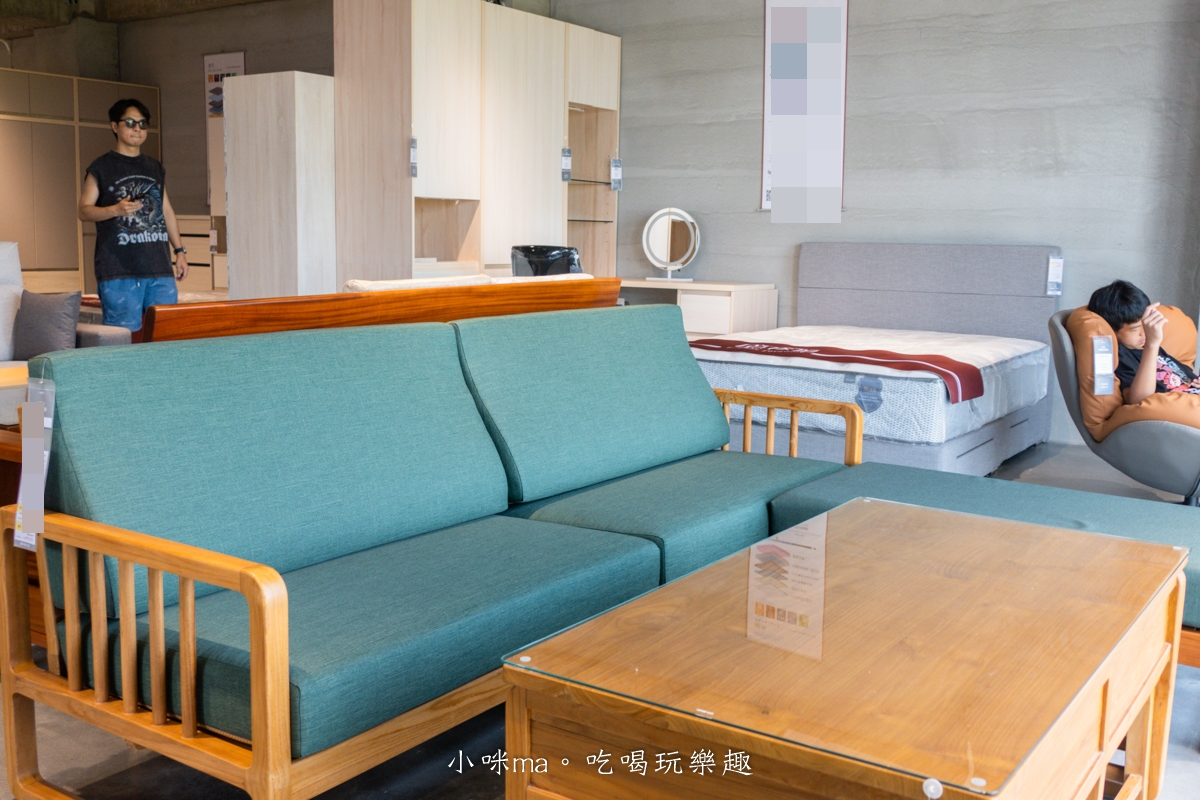 【嘉義家具推薦】億家具批發倉庫 嘉義店|四層樓超好逛!全屋家具客製化,沙發、床組、餐桌一次買齊,有溫度的小資裝潢天堂! - 第36張圖 思綺柚木沙發實拍,日系無印風家具推薦