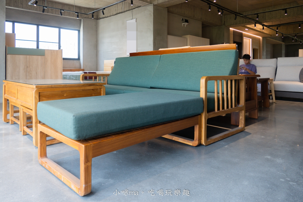 【嘉義家具推薦】億家具批發倉庫 嘉義店|四層樓超好逛!全屋家具客製化,沙發、床組、餐桌一次買齊,有溫度的小資裝潢天堂! - 第37張圖 思綺柚木沙發實拍,日系無印風家具推薦