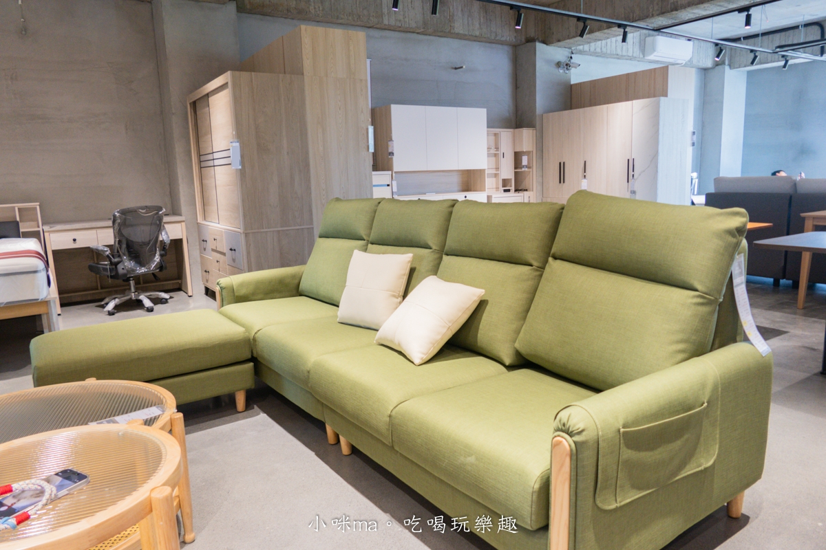 【嘉義家具推薦】億家具批發倉庫 嘉義店|四層樓超好逛!全屋家具客製化,沙發、床組、餐桌一次買齊,有溫度的小資裝潢天堂! - 第44張圖 菱柒亞麻布沙發實拍,清新日系風家具