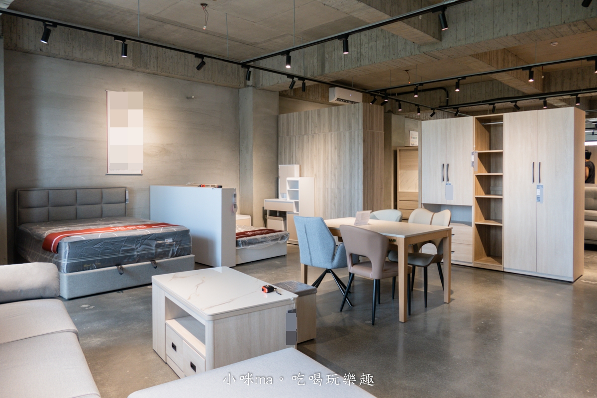 【嘉義家具推薦】億家具批發倉庫 嘉義店|四層樓超好逛!全屋家具客製化,沙發、床組、餐桌一次買齊,有溫度的小資裝潢天堂! - 第9張圖 嘉義家具推薦現場試坐沙發試躺床墊體驗