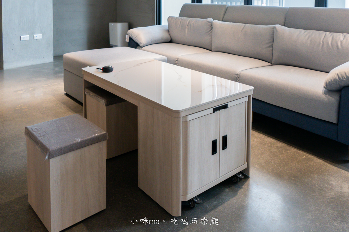 【嘉義家具推薦】億家具批發倉庫 嘉義店|四層樓超好逛!全屋家具客製化,沙發、床組、餐桌一次買齊,有溫度的小資裝潢天堂! - 第43張圖 可延伸茶几設計,空間靈活運用家具
