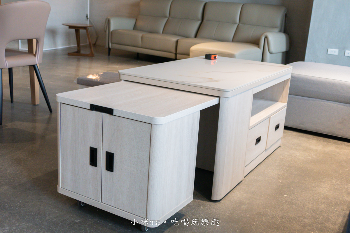 【嘉義家具推薦】億家具批發倉庫 嘉義店|四層樓超好逛!全屋家具客製化,沙發、床組、餐桌一次買齊,有溫度的小資裝潢天堂! - 第41張圖 岩板伸縮茶几實拍,小坪數客廳家具推薦