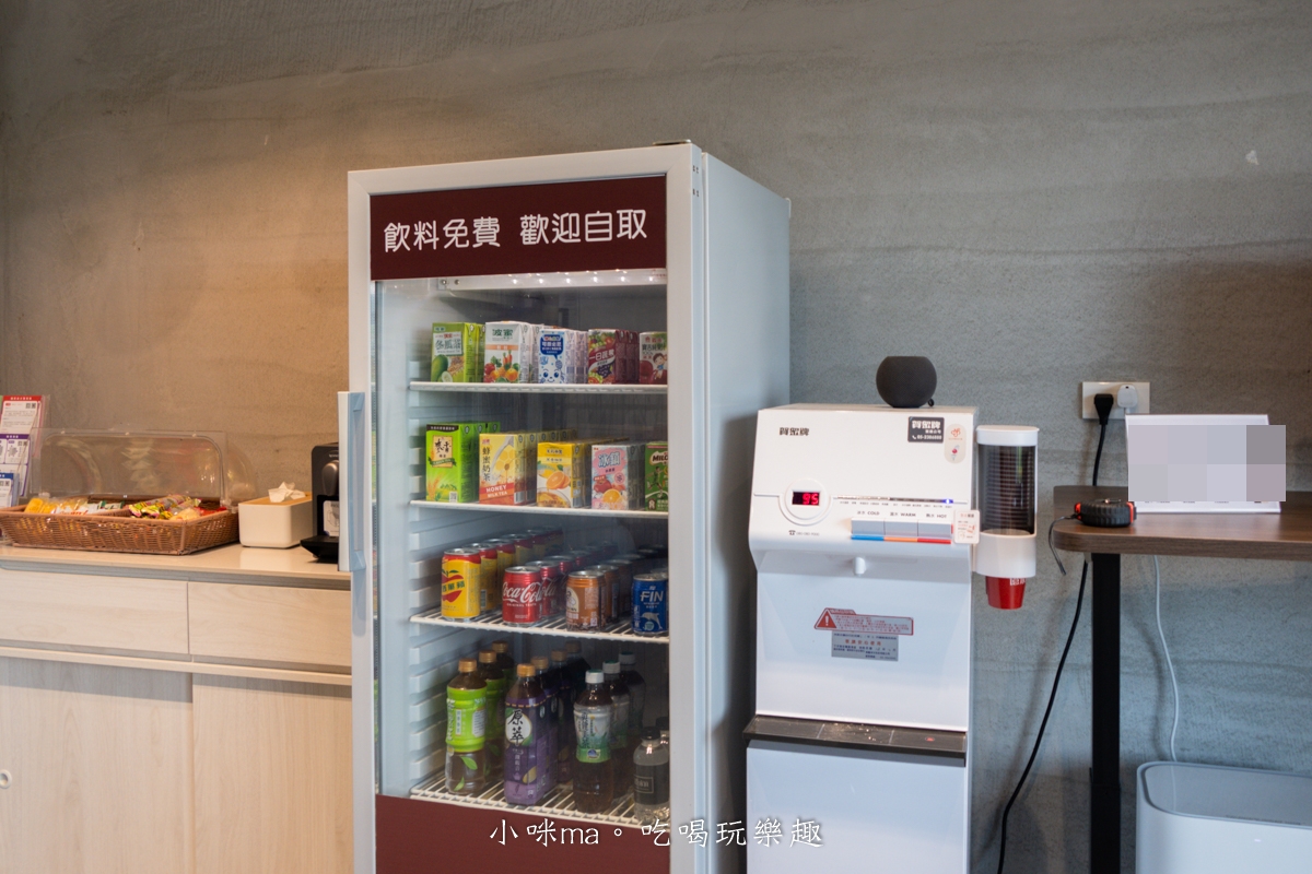【嘉義家具推薦】億家具批發倉庫 嘉義店|四層樓超好逛!全屋家具客製化,沙發、床組、餐桌一次買齊,有溫度的小資裝潢天堂! - 第7張圖 嘉義家具店貼心服務,飲料點心區分享