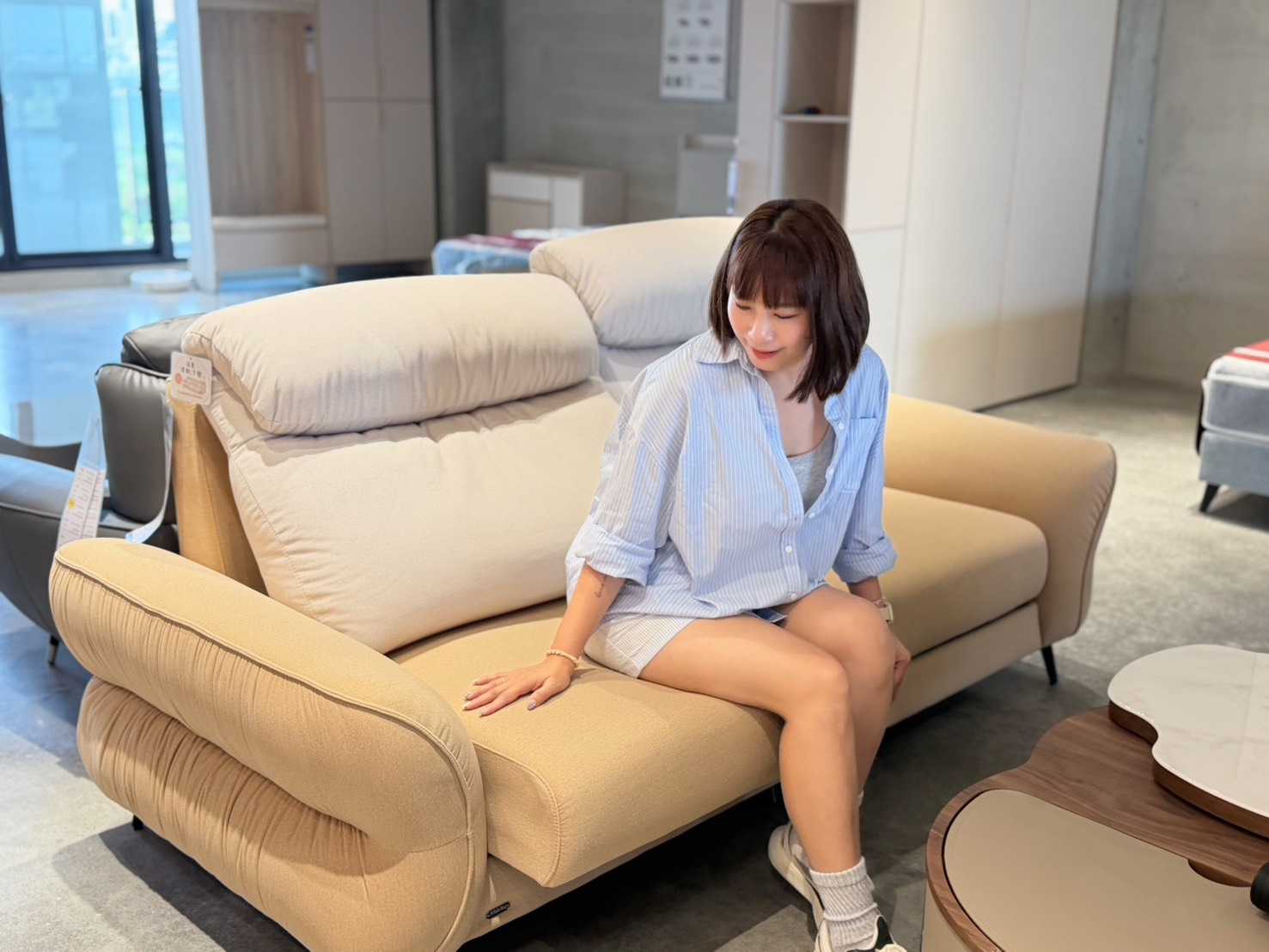 【嘉義家具推薦】億家具批發倉庫 嘉義店|四層樓超好逛!全屋家具客製化,沙發、床組、餐桌一次買齊,有溫度的小資裝潢天堂! - 第20張圖 嘉義沙發推薦棉花糖款,舒適好坐必試