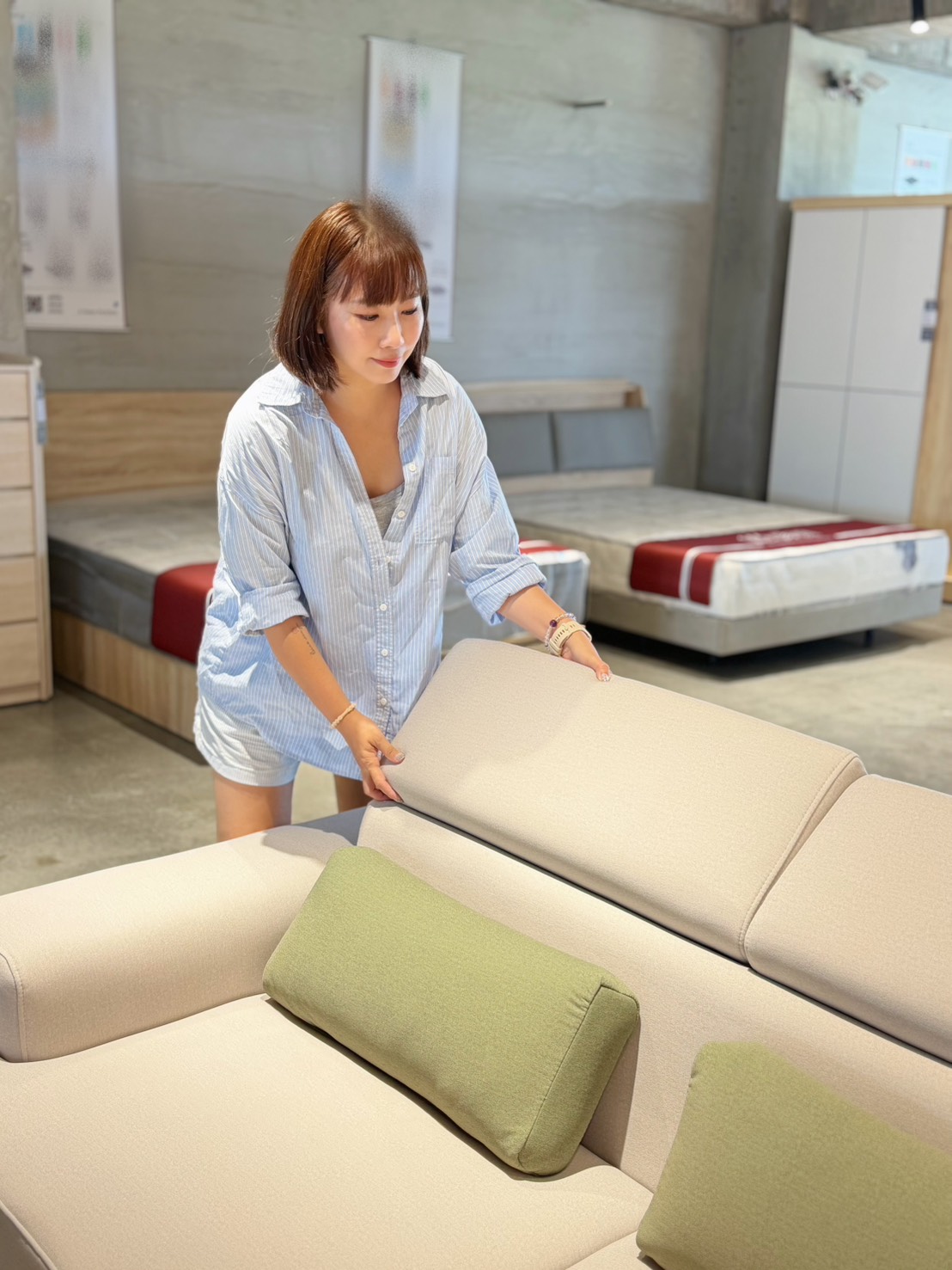 【嘉義家具推薦】億家具批發倉庫 嘉義店|四層樓超好逛!全屋家具客製化,沙發、床組、餐桌一次買齊,有溫度的小資裝潢天堂! - 第15張圖 現代簡約風貓抓布沙發,適合有毛孩家庭