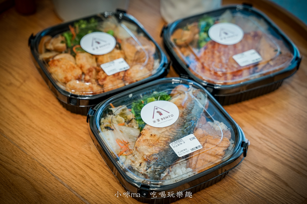 【桃園美食】米食bento|隱身同安黃昏市場的超人氣神級便當!現點現做11款手作美味,藝文特區外帶便當推薦(附線上點餐、外送資訊) - 第9張圖 現做便當餐盒,包含主菜(如雞腿)與多樣配菜,色彩豐富、清爽少油,強調健康與均衡飲食