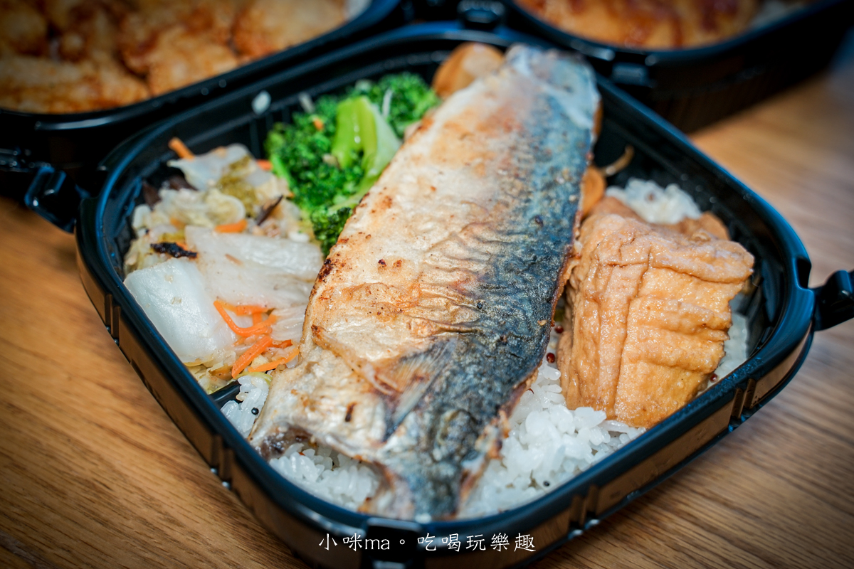 【桃園美食】米食bento|隱身同安黃昏市場的超人氣神級便當!現點現做11款手作美味,藝文特區外帶便當推薦(附線上點餐、外送資訊) - 第19張圖 米食bento「香煎鯖魚便當」,煎到表面焦香、油脂豐厚的整片鮮美鯖魚。