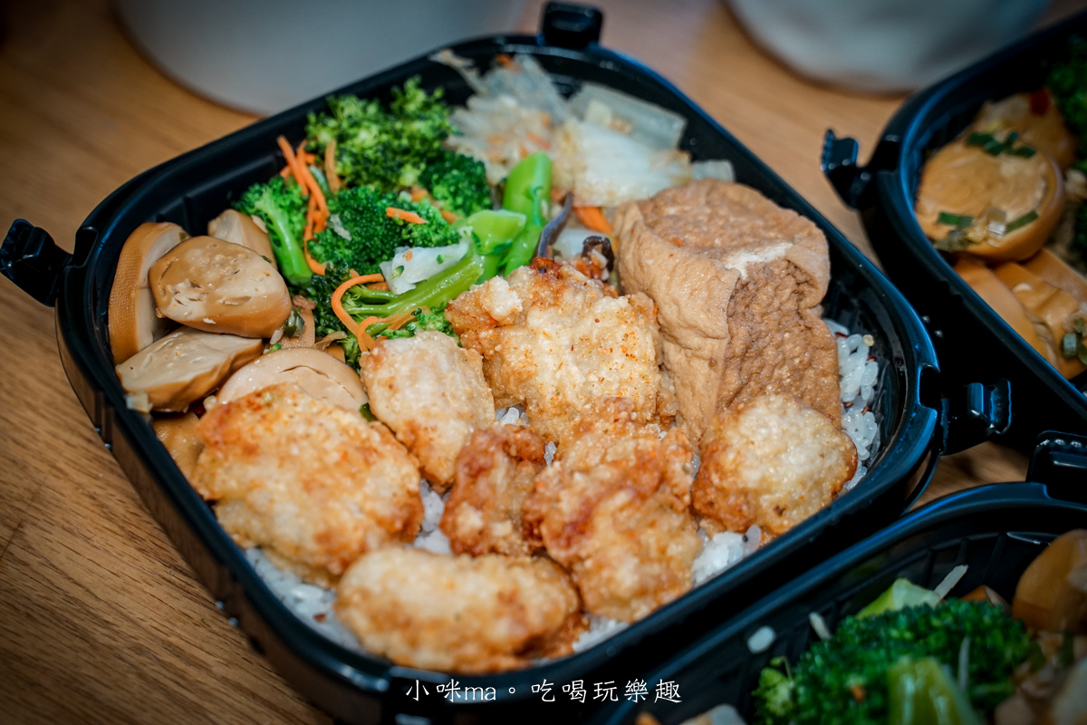 【桃園美食】米食bento|隱身同安黃昏市場的超人氣神級便當!現點現做11款手作美味,藝文特區外帶便當推薦(附線上點餐、外送資訊) - 第16張圖 米食bento「日式唐揚雞便當」,外皮酥脆、肉質多汁的日式炸雞塊特寫。