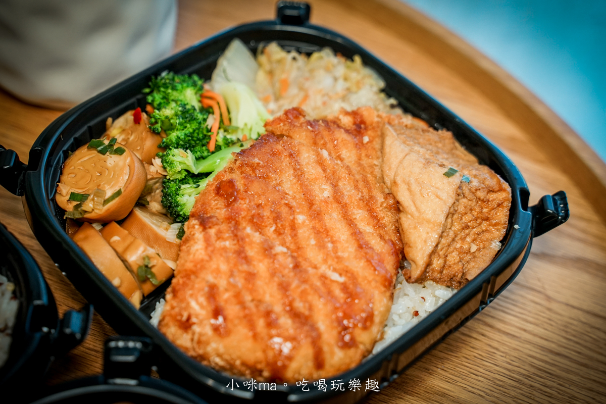 【桃園美食】米食bento|隱身同安黃昏市場的超人氣神級便當!現點現做11款手作美味,藝文特區外帶便當推薦(附線上點餐、外送資訊) - 第12張圖 米食bento人氣招牌「日式豬排便當」,厚切金黃酥脆豬排搭配五彩繽紛的時令配菜。