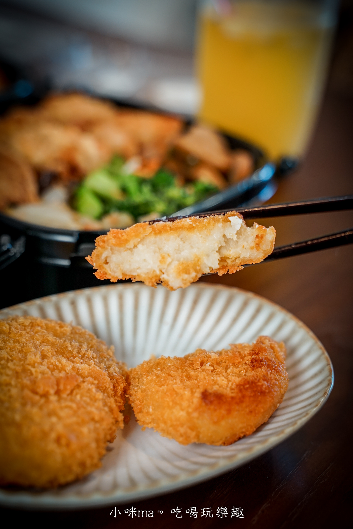 【桃園美食】米食bento|隱身同安黃昏市場的超人氣神級便當!現點現做11款手作美味,藝文特區外帶便當推薦(附線上點餐、外送資訊) - 第23張圖 金黃酥脆、內餡鬆軟綿密的剖面特寫。