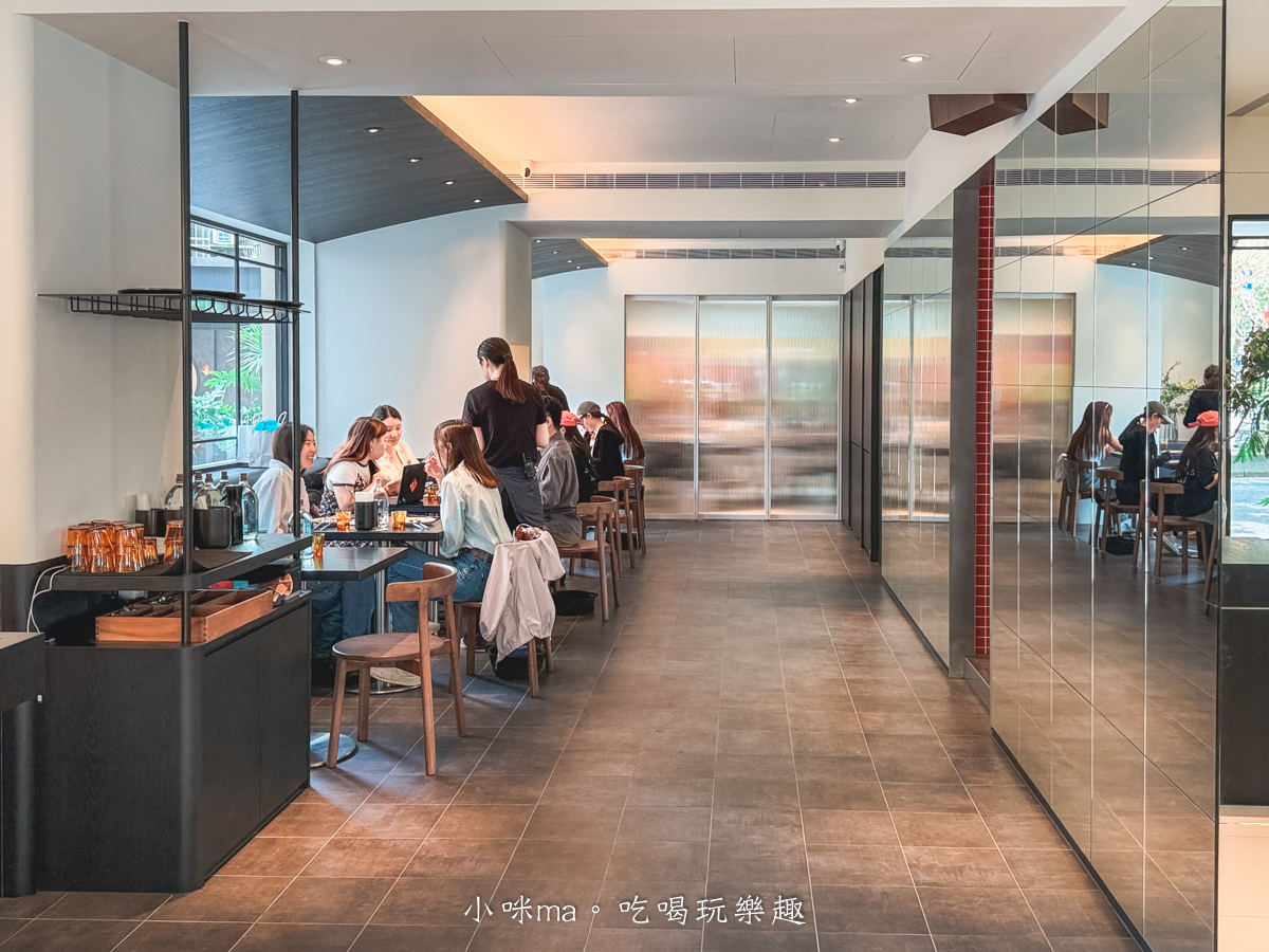 【台北美食】AUFGLET Taipei|台北東區門市開箱!韓國漢南洞可朗芙始祖、菜單價格、線上訂位懶人包 - 第5張圖 AUFGLET Taipei 室內空間 黑色系設計搭配鏡面與木質家具