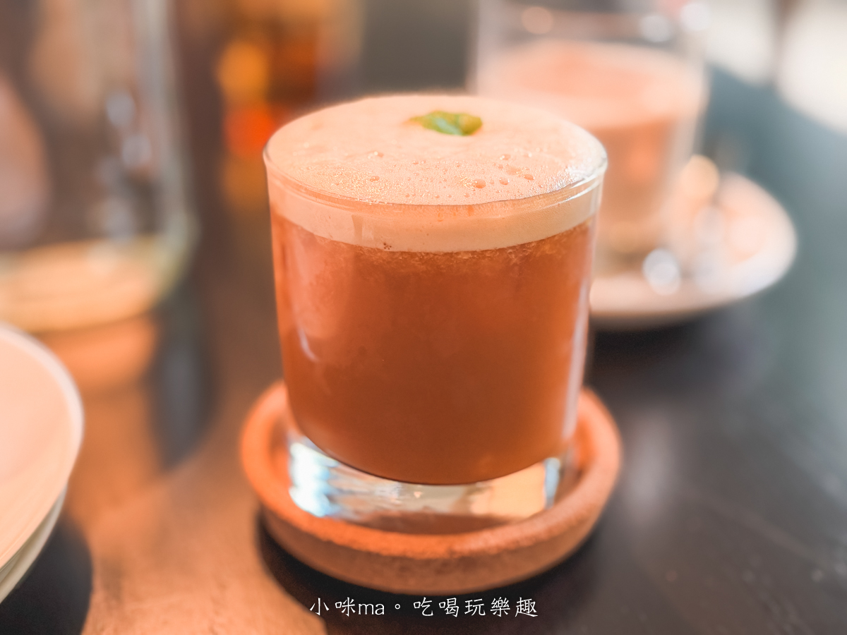 【台北美食】AUFGLET Taipei|台北東區門市開箱!韓國漢南洞可朗芙始祖、菜單價格、線上訂位懶人包 - 第22張圖 AUFGLET Taipei 百香伯爵冰茶 清爽酸甜手搖茶飲