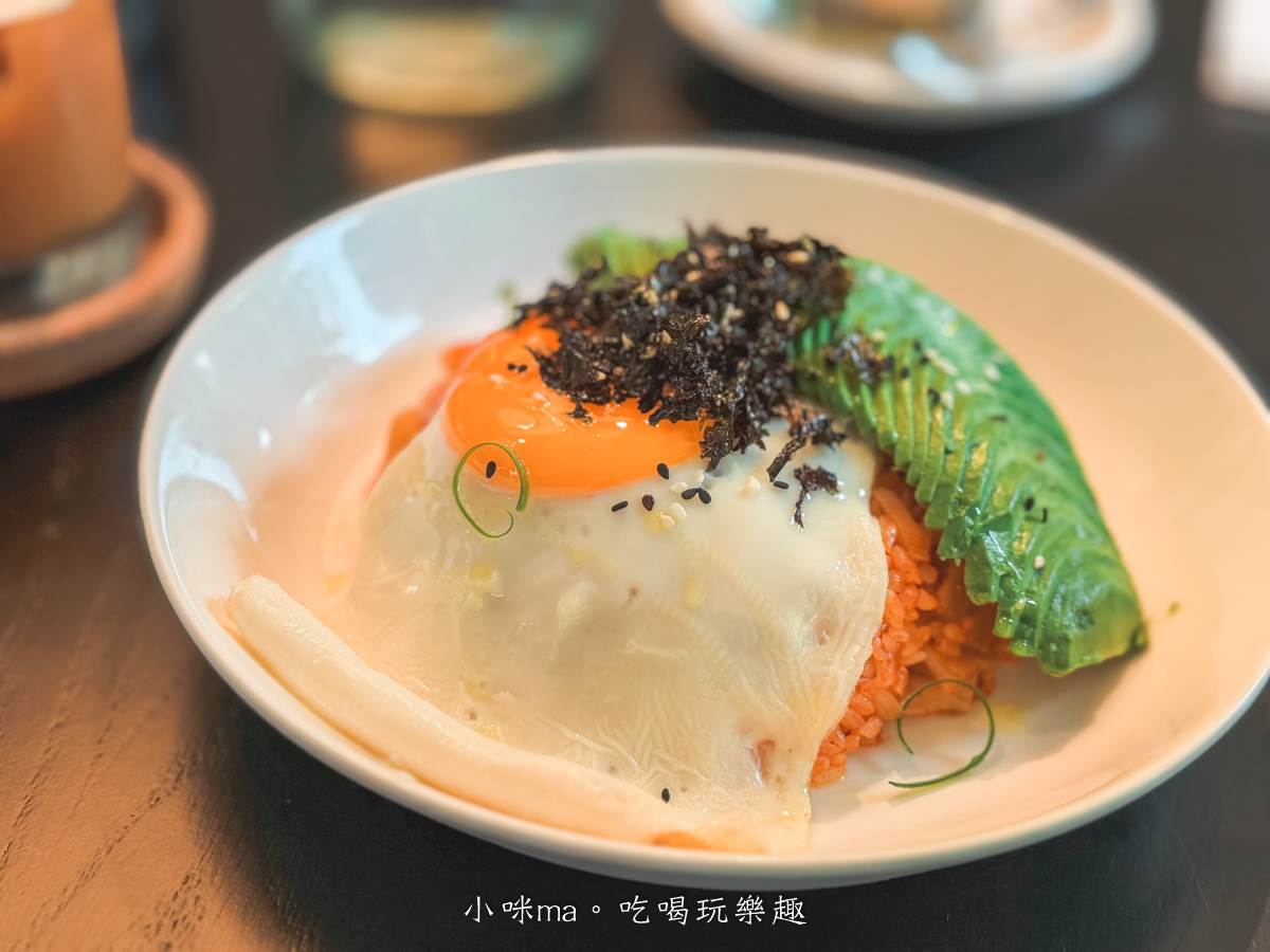 【台北美食】AUFGLET Taipei|台北東區門市開箱!韓國漢南洞可朗芙始祖、菜單價格、線上訂位懶人包 - 第10張圖 AUFGLET Taipei 特製韓式泡菜炒飯 搭配酪梨的創意早午餐料理
