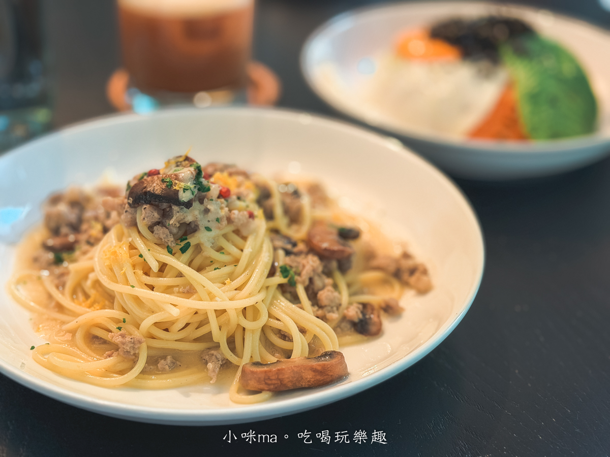 【台北美食】AUFGLET Taipei|台北東區門市開箱!韓國漢南洞可朗芙始祖、菜單價格、線上訂位懶人包 - 第13張圖 AUFGLET Taipei 香腸蘑菇奶油圓麵 濃郁白醬義大利麵料理