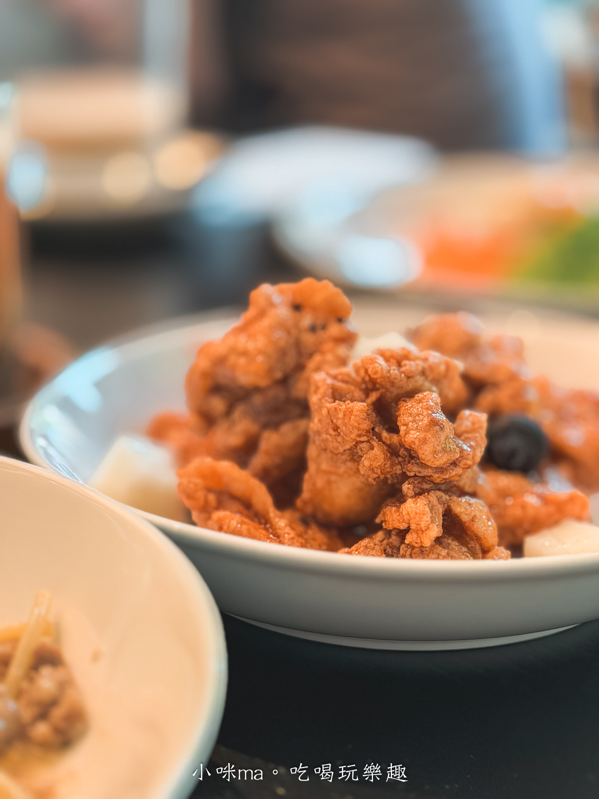【台北美食】AUFGLET Taipei|台北東區門市開箱!韓國漢南洞可朗芙始祖、菜單價格、線上訂位懶人包 - 第16張圖 AUFGLET Taipei 蜂蜜蒜香炸雞 外酥內嫩韓式炸雞料理