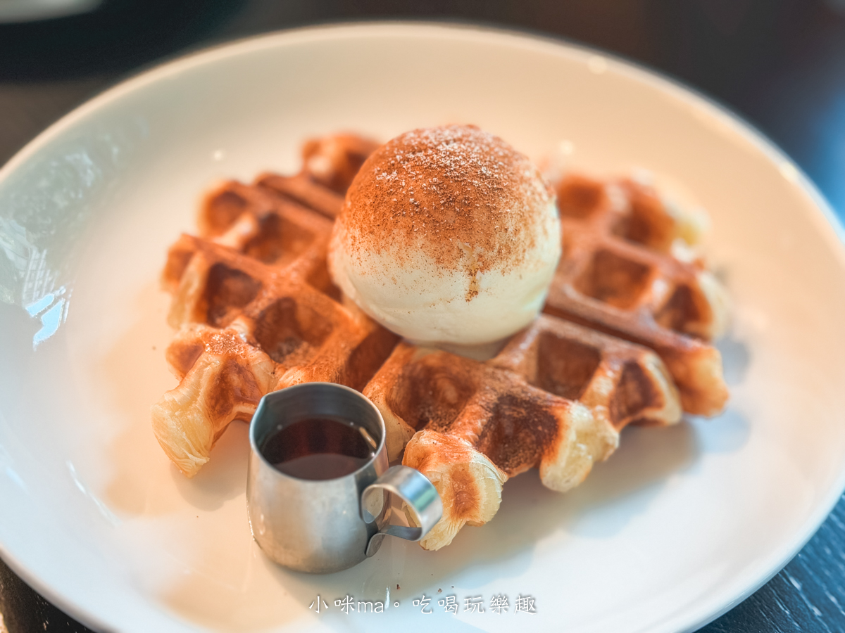 【台北美食】AUFGLET Taipei|台北東區門市開箱!韓國漢南洞可朗芙始祖、菜單價格、線上訂位懶人包 - 第18張圖 AUFGLET Taipei 原味可朗芙 croffle 搭配冰淇淋的招牌甜點