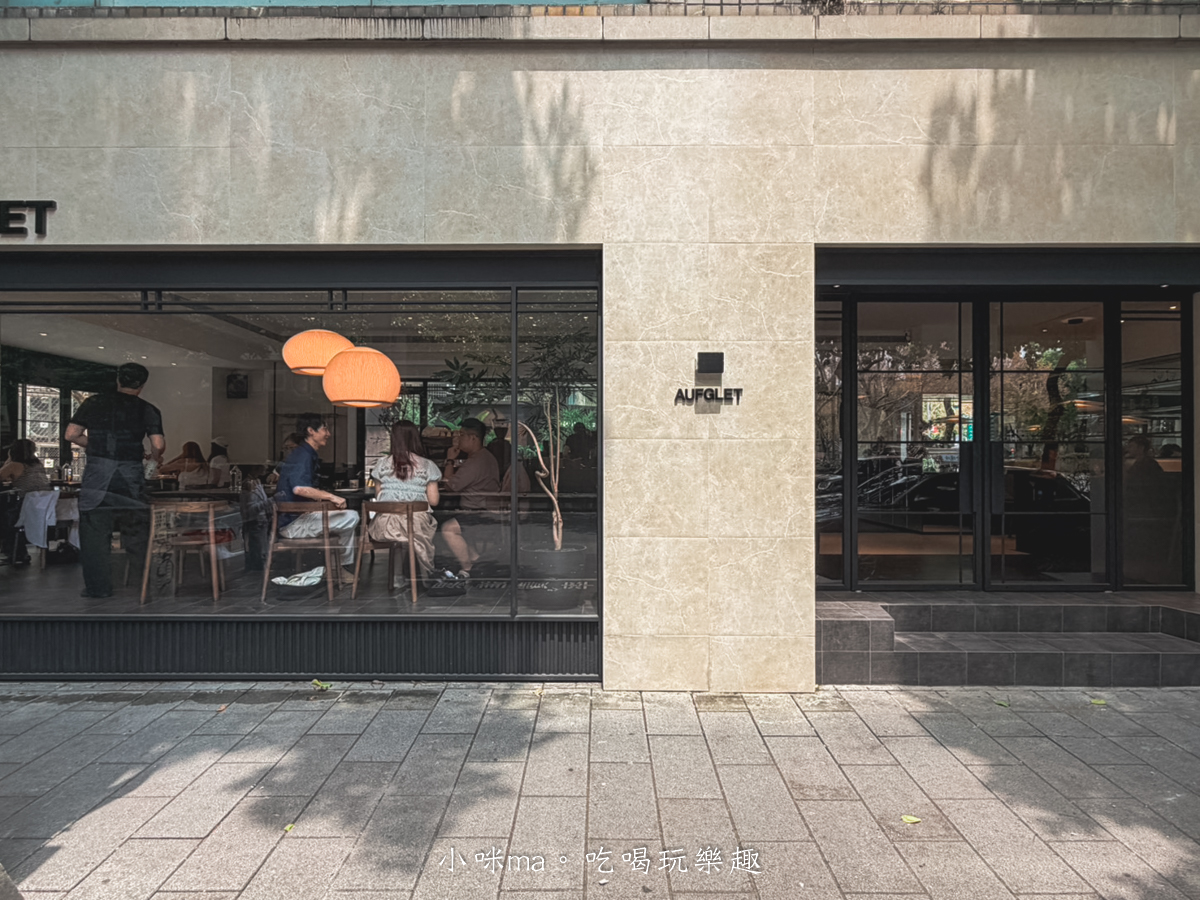 【台北美食】AUFGLET Taipei|台北東區門市開箱!韓國漢南洞可朗芙始祖、菜單價格、線上訂位懶人包 - 第2張圖 AUFGLET Taipei 東區咖啡廳外觀 黑色極簡設計與玻璃窗門面